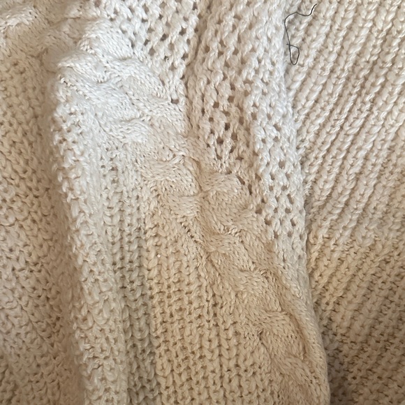 American Eagle Outfitters Cream V-Neck Sweater - Picture 4 of 4